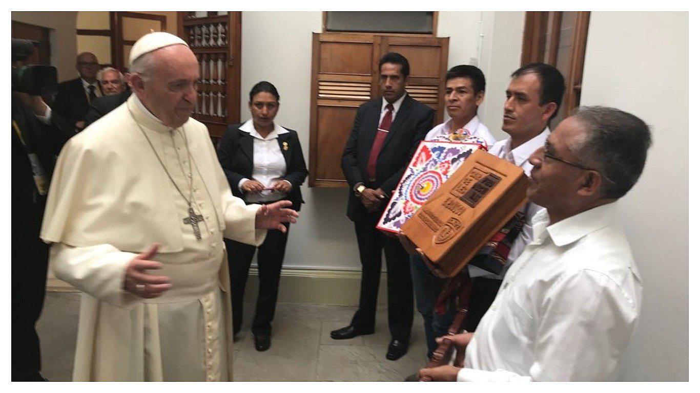 Papa Francisco recibe regalos elaborados por internos de penales del país (VIDEO)