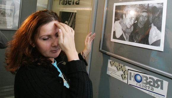 La periodista rusa Tatyana Grafitskaya observa una fotografía de Anna Politkovskaya, quien fue miembro de "Novaya Gazeta" hasta que la asesinaron en el 2006. AP