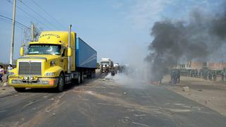 Conductores realizaron maniobras para cruzar por tramos bloqueados de la Panamericana Norte (VIDEO)