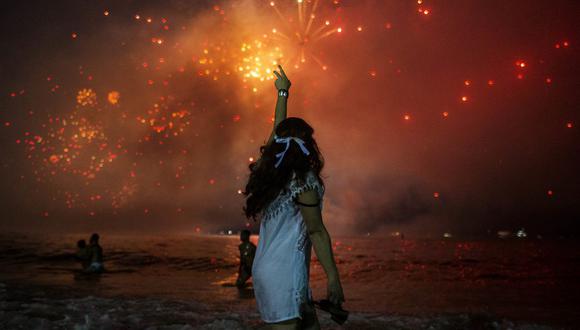 Río de Janeiro llegó a congregar a 2,9 millones de personas en la playa de Copacabana para despedir 2019. (DANIEL RAMALHO / AFP)