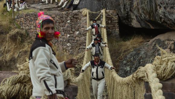 Mil pobladores, entre hombres y mujeres, trabajaron tres días para renovar el puente colgante. (FOTO: AFP/ Gobierno regional de Cusco)