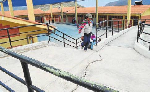 Tarata: Niños estudian en medio de grietas
