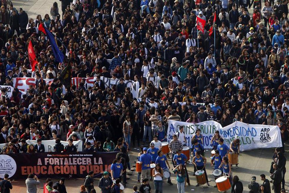 Chile: Estudiantes marchan contra la reforma a la educación de Bachelet (FOTOS)