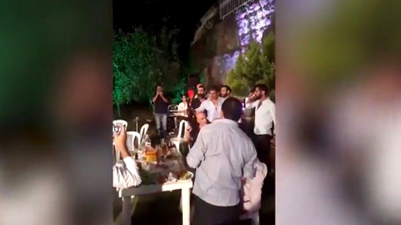 Quiso celebrar su matrimonio disparando su AK-47 y casi mata a todos