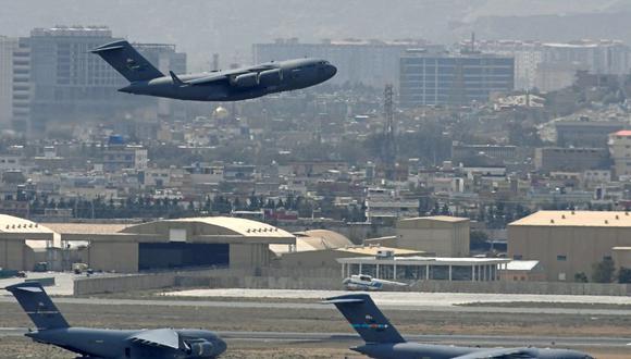 Un avión de la Fuerza Aérea de Estados Unidos despega del aeropuerto de Kabul, Afganistán, el 30 de agosto de 2021. (Aamir QURESHI / AFP).