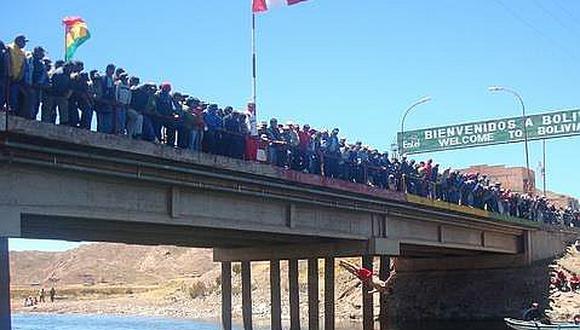 Puno: docentes se trasladan a desaguadero y bloquean puente internacional