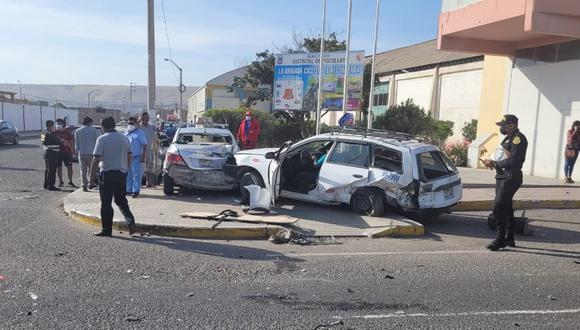 Vehículos con graves daños materiales terminaron sobre la vereda. (Foto: Difusión)