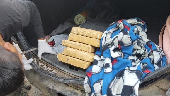 Los sujetos transportaban 5 paquetes tipo ladrillo con pasta básica de cocaína en su interior. (Foto: Difusión)
