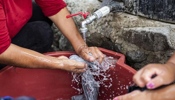 Instalar agua en una vivienda informal cuesta nueve veces más que hacerlo en una formal