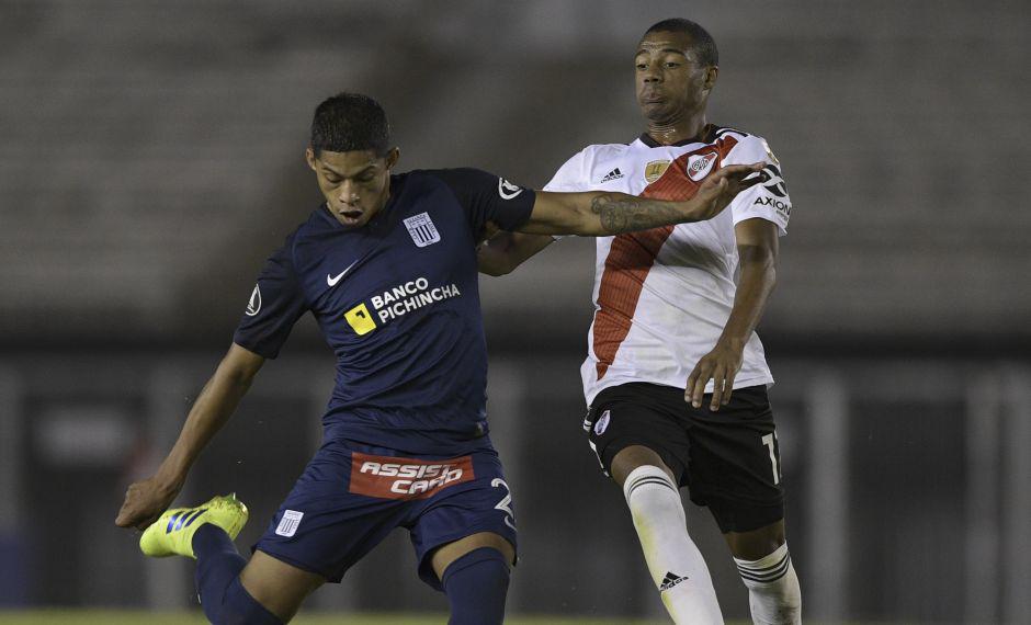 Peru's Alianza Lima forward Kevin Quevedo (L) vies for the ball with Argentina's River Plate Uruguayan midfielder Nicolas De La Cruz during their Copa Libertadores group A football match at the Monumental stadium in Buenos Aires, Argentina, on April 11, 2019. (Photo by JUAN MABROMATA / AFP)