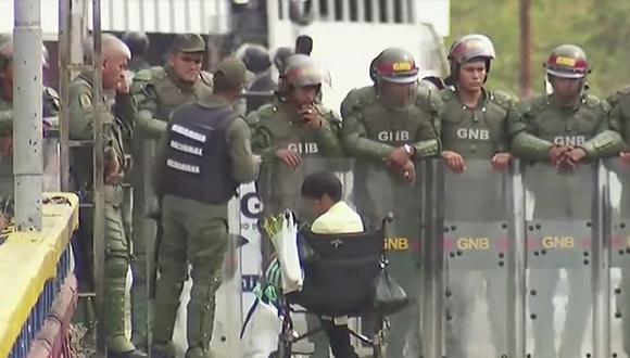 Venezuela en crisis: Niño en silla de ruedas pide a militares venezolanos le dejen pasar a su país (VIDEO)