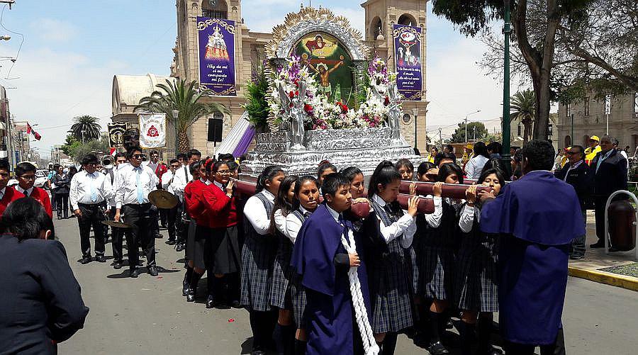 Escolares fortalecen su fe llevando en hombros al Señor de los Milagros