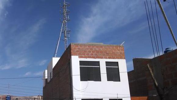 Vecinos exigen retiro de antena de telefonía