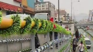 Venezolanos limpian, pintan y adornan Puente Andahuaylas por Navidad