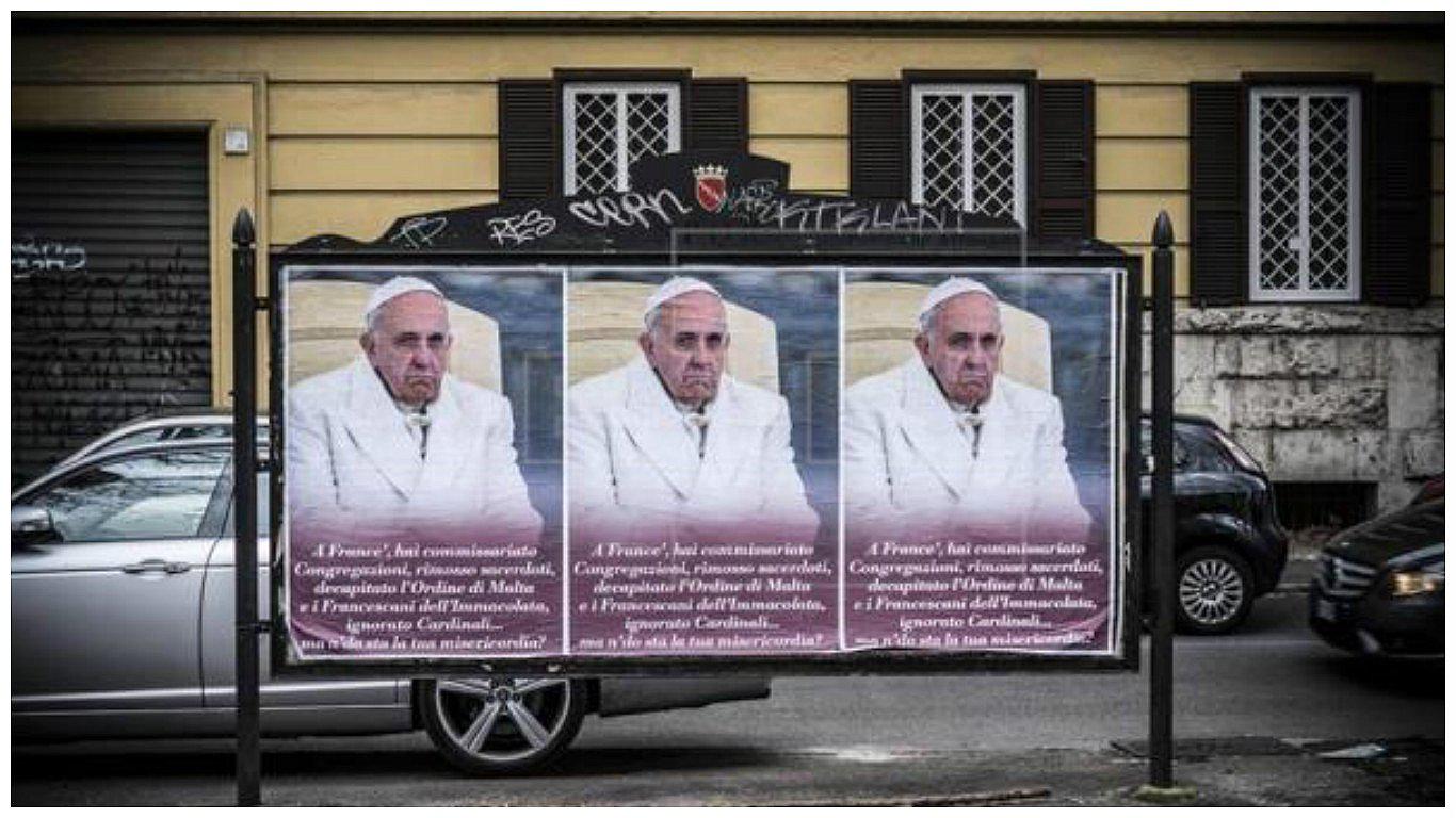 Carteles con duras críticas contra el papa Francisco invaden Roma
