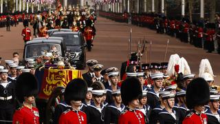 Un vehículo fúnebre traslada el féretro de la reina Isabel II hacia Windsor