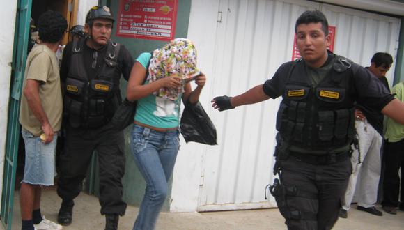 Tumbes: Policía sorprende a una adolescente intentando robar en botica