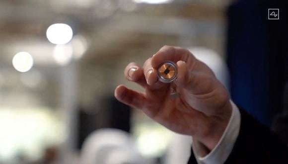 El implante de disco de Neuralink sostenido por Elon Musk durante la presentación el 28 de agosto de 2020. (Foto by Neuralink / AFP)