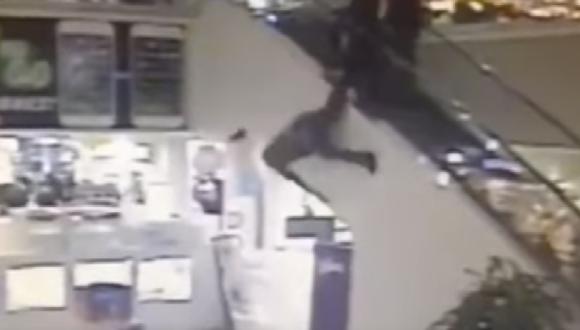 ​YouTube: Ladrón se tira de escalera mecánica por huir de la policía