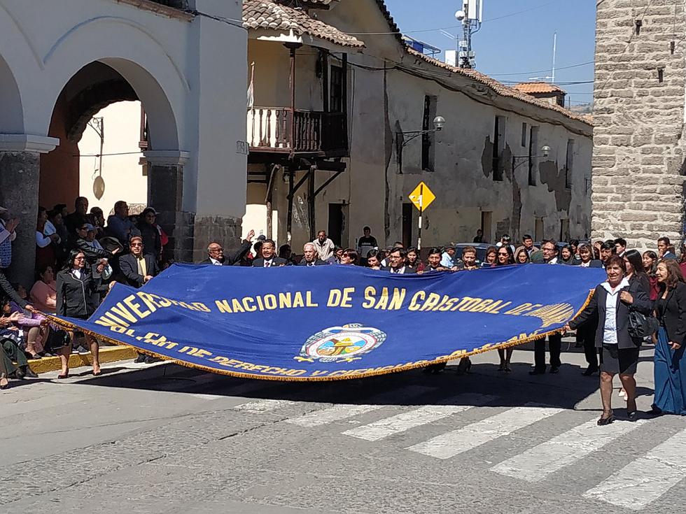 Desarrollan tradicional Paseo de Estandarte por los 342 aniversarios de la Unsch 
