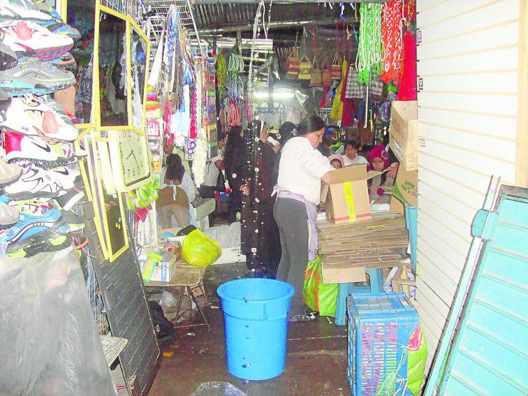 Mercado Santa Clara colapsa cuando llueve