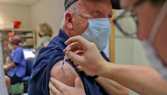 Más de cuatro millones de personas ya cuentan con la tercera dosis de la vacuna Pfizer en Israel, uno de los primeros países del mundo en impulsar con éxito en el verano esa campaña de inoculación. (Foto: Ahmad Gharabli / AFP)