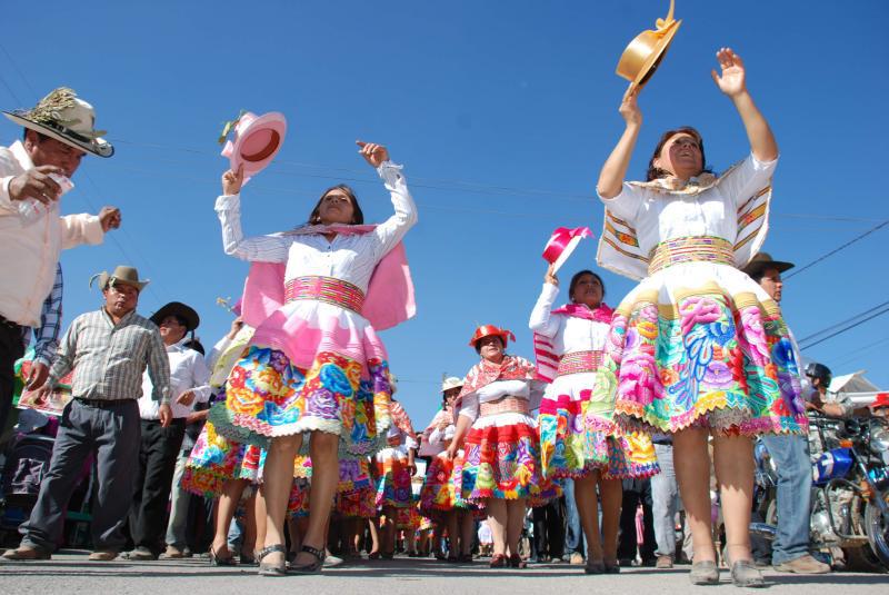  Cultura consumista depreda la tradición del Santiago