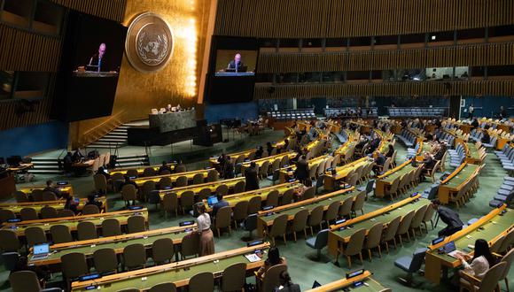 Una vista general muestra una reunión de la Asamblea General de las Naciones Unidas sobre el embargo comercial y financiero impuesto por los Estados Unidos contra Cuba, en la sede de las Naciones Unidas en la ciudad de Nueva, York el 2 de noviembre de 2022. (Foto de Yuki IWAMURA / AFP)