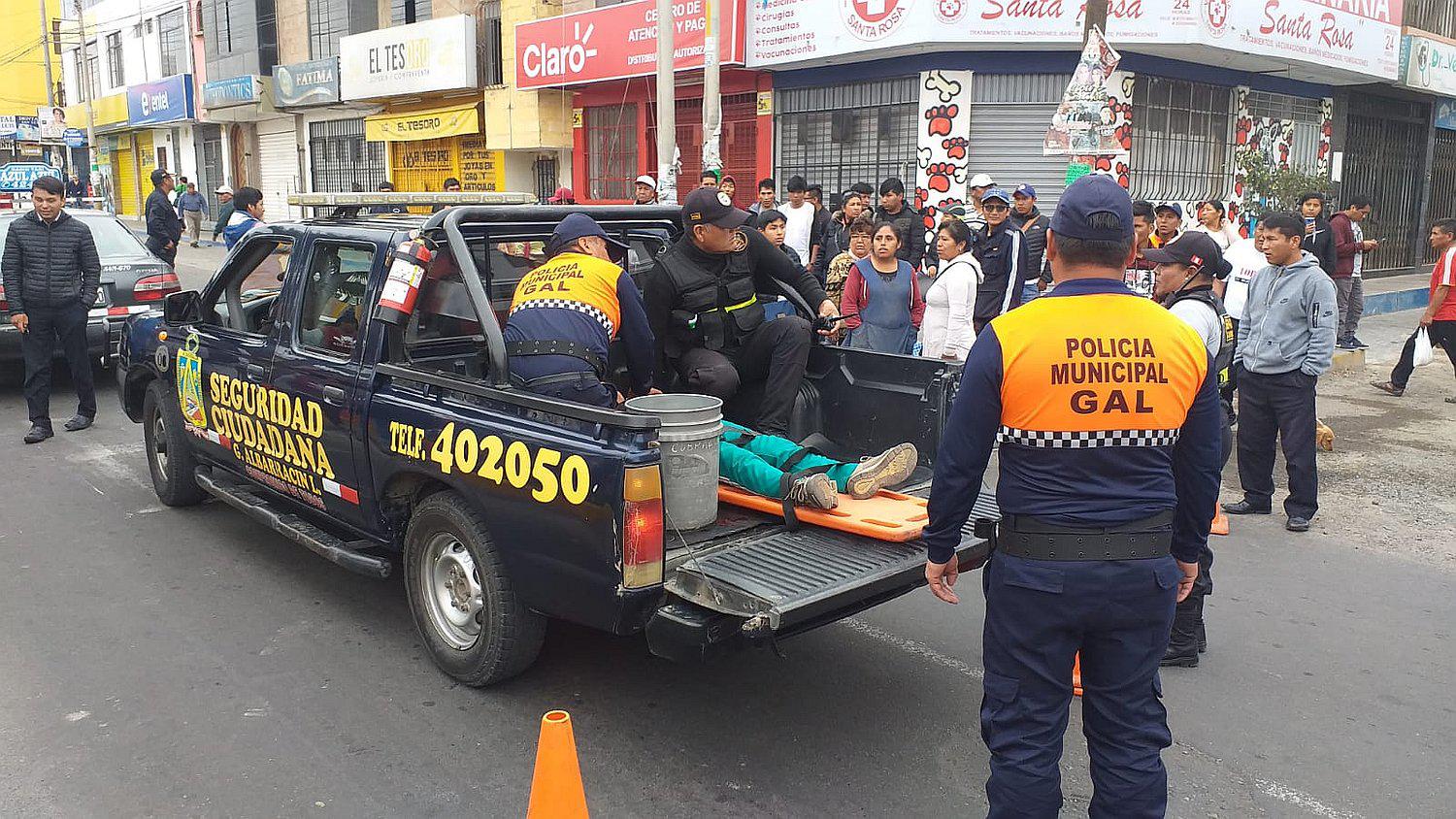 Radiotaxi atropella a menor en avenida cerca al mercado Santa Rosa