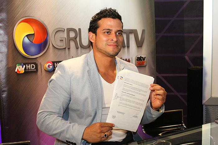 Hola a Todos: Christian Domínguez ya no conducirá el programa