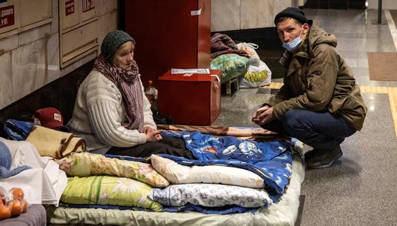 Los residentes se refugian en una estación de metro, que se utiliza como refugio antiaéreo, en Kiev el 18 de marzo de 2022. (Foto de FADEL SENNA / AFP)