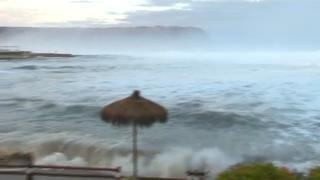 Arica: Impactante video muestra salida del mar tras fuertes oleajes