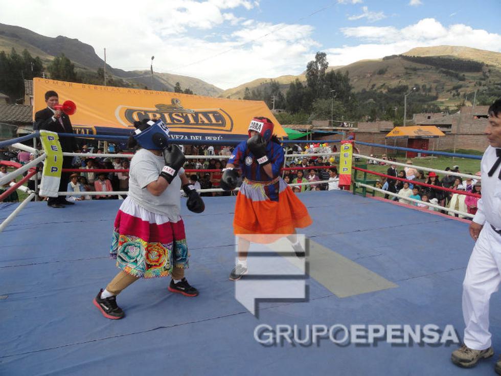 Wamblas se enfrentan con guantes y polleras 