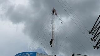 Hermanos quedan colgando de más de 30 metros de altura mientras reparaban antena en Huancayo