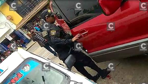 Huancayo: Policía que resguardaba huelga docente se dispara (VIDEO)