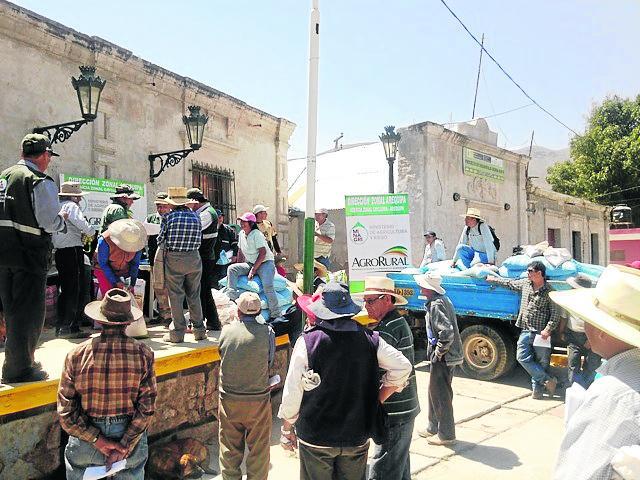 Agricultura lleva 400 pacas para atender al ganado de San Juan de Tarucani