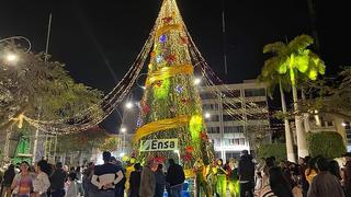 Realizan encendido del árbol navideño en el parque principal de Chiclayo