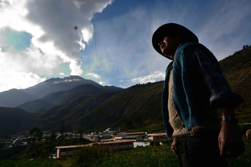 Ubinas arroja piroclastos