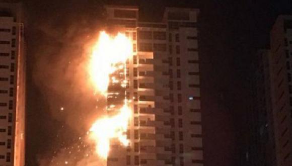 ​Emiratos Árabes: rascacielos de 40 pisos se incendió en Ajman (VIDEO)