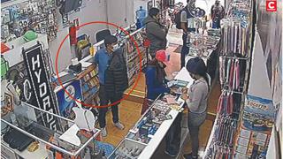 Cámara de seguridad capta robo de laptop en tienda para celulares (VIDEO)