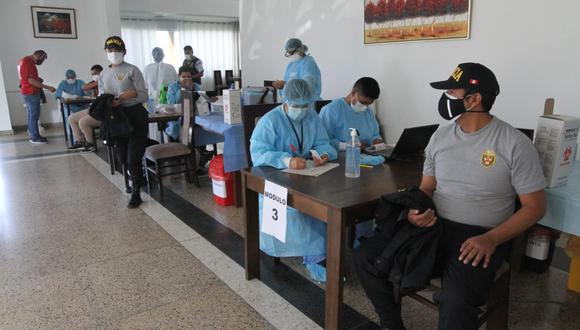 Terminan de inmunizar a policías de la región Arequipa| Foto: Leonardo Cuito