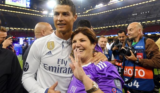 Dolores Aveiro celebrando junto a Cristiano Ronaldo cuando aún era jugador del Real Madrid. (Foto: EFE)