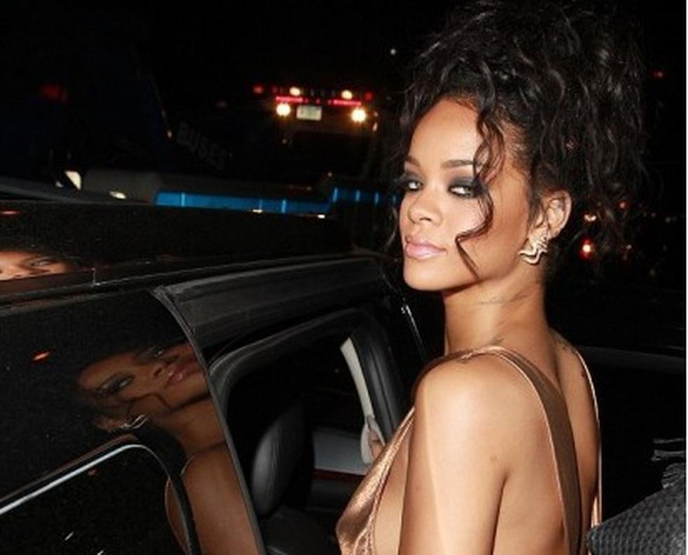 Rihanna luce revelador vestido y dejó ver de más (FOTOS)