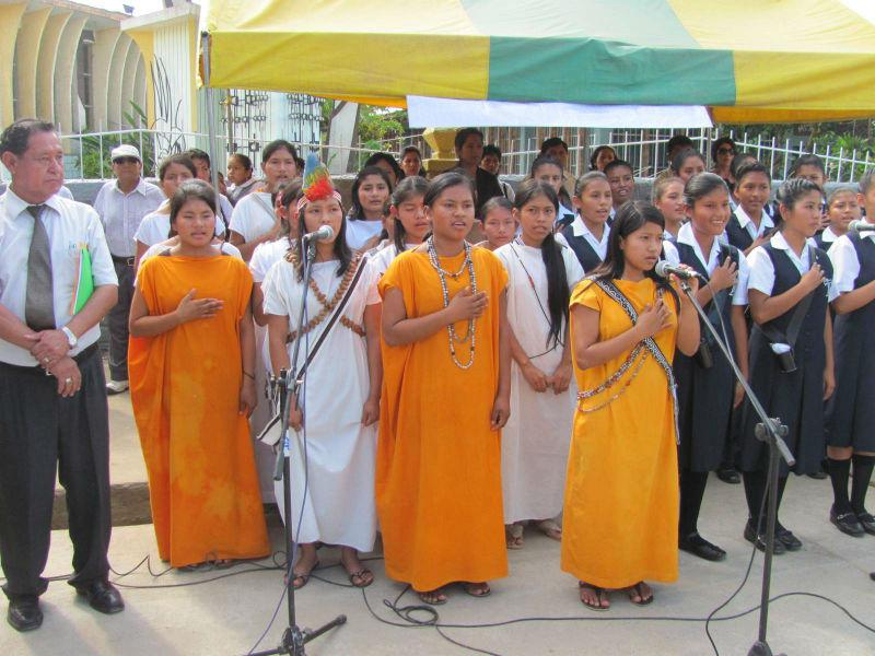 Satipo: En ceremonia niñas cantan Himno Nacional en dialecto Asháninka