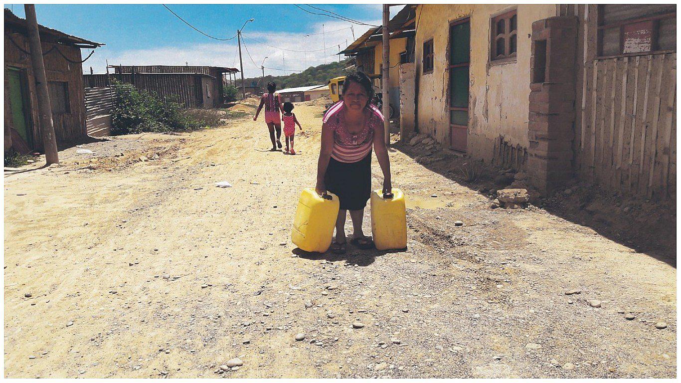 Los vecinos de A.H. Los Claveles carecen de agua y desagüe 