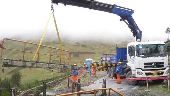 Rehabilitan vías transitadas por camiones que trasladan tubos para el gasoducto en Cusco