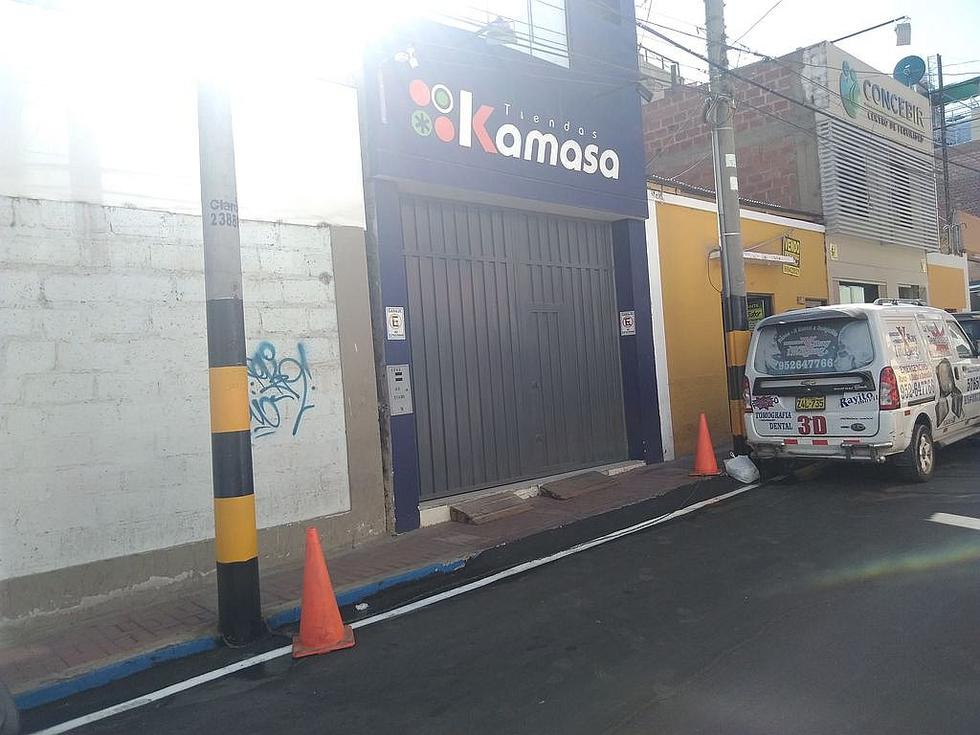 Propietarios de cocheras se adueñan de la vía pública en el cercado