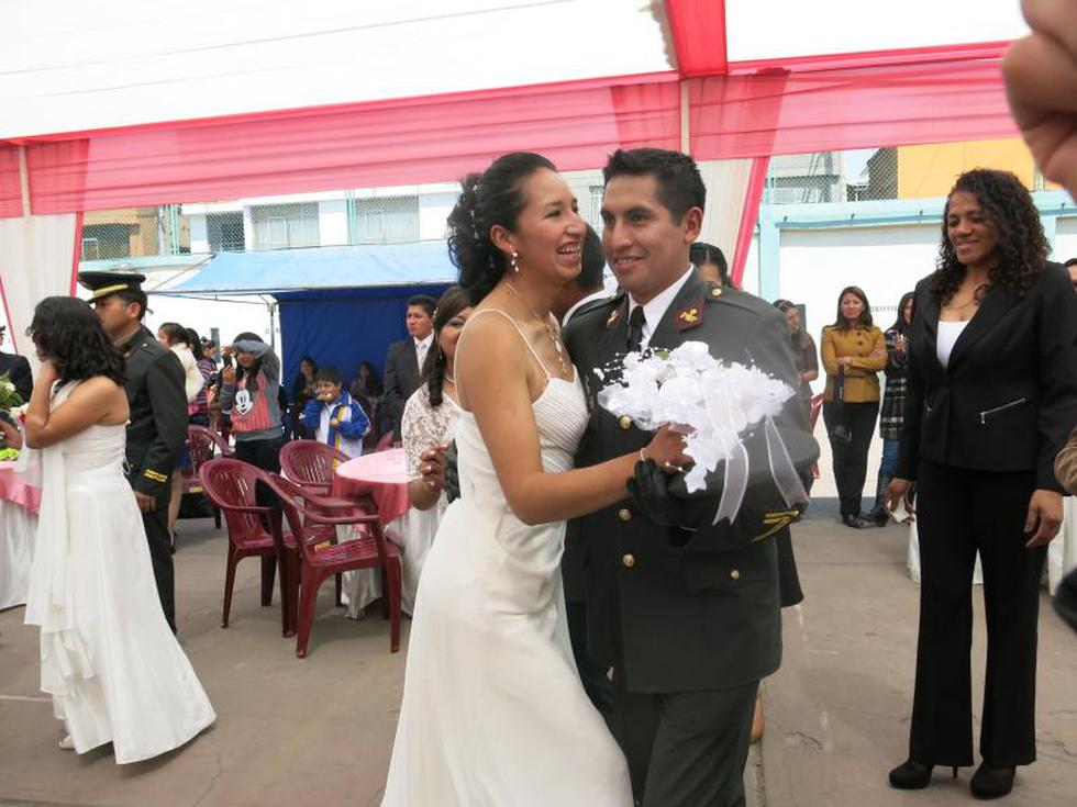 Se juran amor eterno en matrimonio masivo policial (VIDEO)