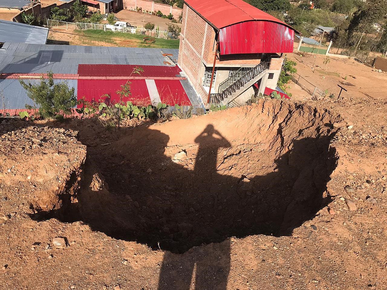 Toneladas de tierra pone en riesgo varias casas en Andabamba
