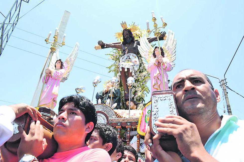 Miles de fieles caminan a los pies del Señor de Luren